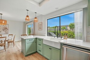 Kylskåp, mikrovågsugn, ugn och spishäll