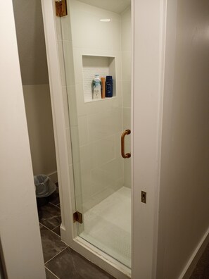 Regadera, toallas, jabón, papel de baño