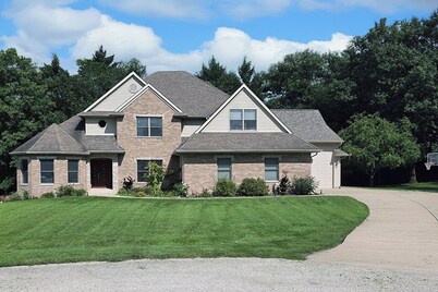 Luxury 5 BR home on private wooded lot near QC, w/hot tub, rec & fitness room