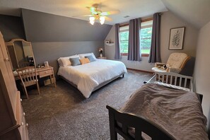 5 bedrooms, desk, iron/ironing board, travel crib - Luxury 5 BR home on private wooded lot near QC, w/hot tub, rec & fitness room (Geneseo)