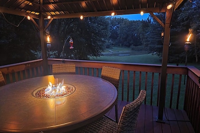 Luxury 5 BR home on private wooded lot near QC, w/hot tub, rec & fitness room