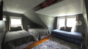 5 bedrooms, WiFi, bed sheets