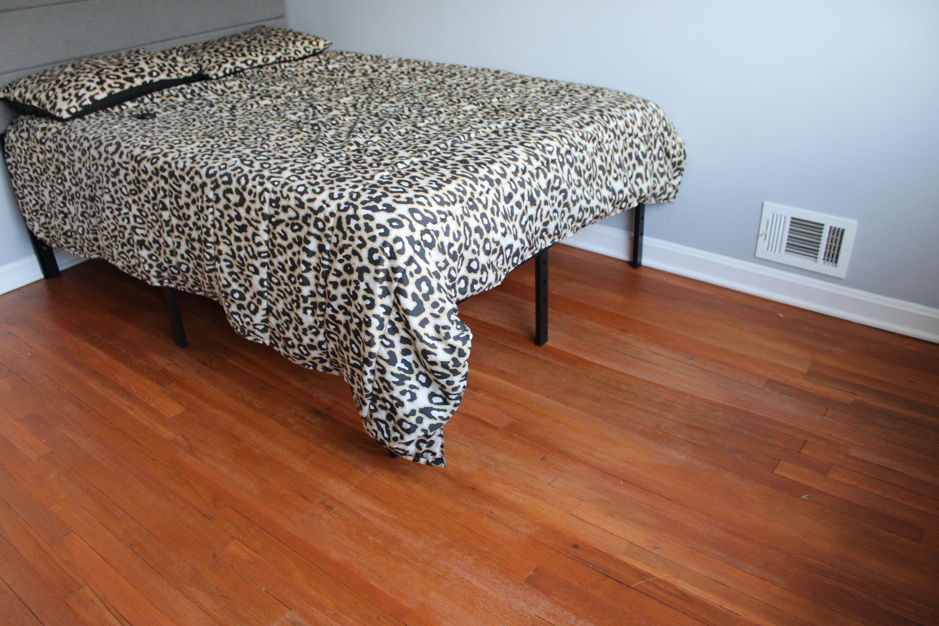 3 bedrooms, internet, bed sheets