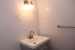 Hair dryer, towels, soap, toilet paper - 3-bedroom townhome in enjoyable Oxon Hill with AC 10 min. from National Harbor (Oxon Hill)