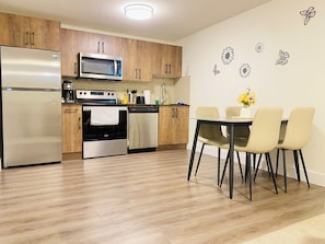 Geladeira, micro-ondas, fogão, cooktop