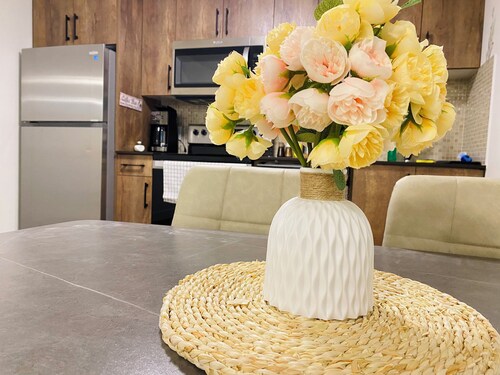 *Modern*Central Location*Cozy Guest Suite*Sleep 4