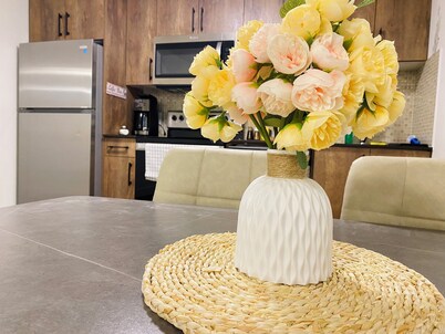 *Modern*Central Location*Cozy Guest Suite*Sleep 4
