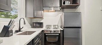 Modern 2BR Apartment in Summerhill Near Stadium, Universities & Downtown