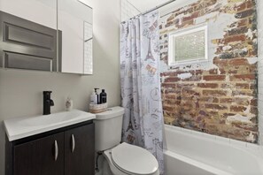 Haartrockner, Handtücher, Seife, Toilettenpapier