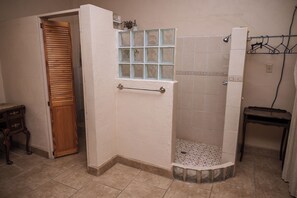 تجهيزات دش، مناشف، صابون، ورق حمّام