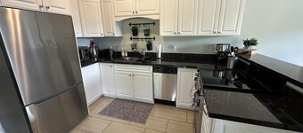 Golf, Beach & Great Local Eats! This condo unit is minutes is away from it all.