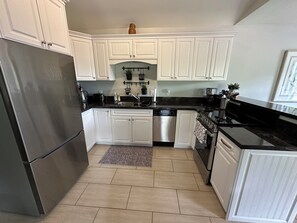 Private kitchen - Golf, Beach & Great Local Eats! This condo unit is minutes is away from it all. (Breadalbane)