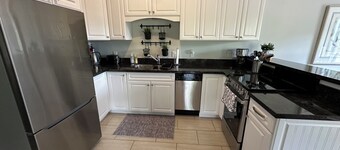 Golf, Beach & Great Local Eats! This condo unit is minutes is away from it all.