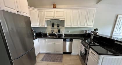 Golf, Beach & Great Local Eats! This condo unit is minutes is away from it all.
