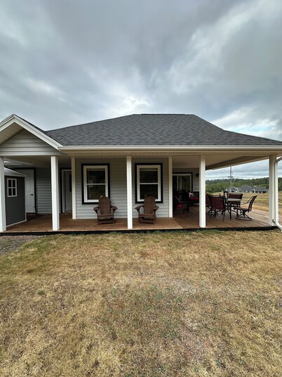 Golf, Beach & Great Local Eats! This condo unit is minutes is away from it all.