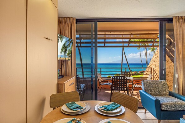 Condo clásico, 1 habitación, lanai, vista al océano | Comedor