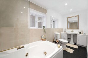 Haartrockner, Handtücher, Seife, Toilettenpapier