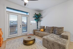 TV, fireplace - 3/3 sauna, arcade, play couch, 70" TV, fire pit, balconies, 6 min from downtown (Chattanooga)