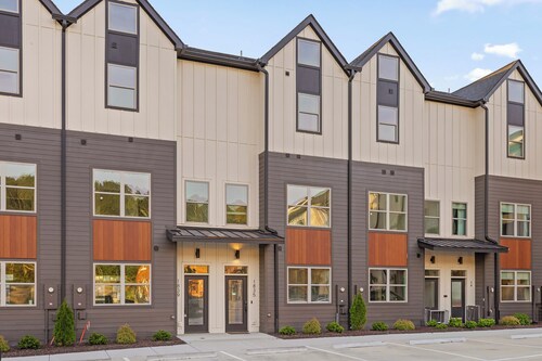3/3 sauna, arcade, play couch, 70" TV, fire pit, balconies, 6 min from downtown