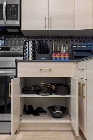 Fridge, microwave, oven, stovetop - 3/3 sauna, arcade, play couch, 70" TV, fire pit, balconies, 6 min from downtown (Chattanooga)