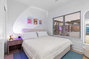 3 bedrooms, iron/ironing board, Internet, bed sheets - 3/3 sauna, arcade, play couch, 70" TV, fire pit, balconies, 6 min from downtown (Chattanooga)