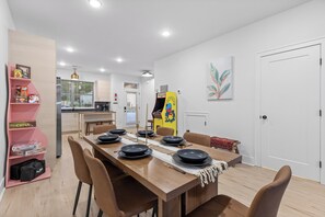 Dining - 3/3 sauna, arcade, play couch, 70" TV, fire pit, balconies, 6 min from downtown (Chattanooga)