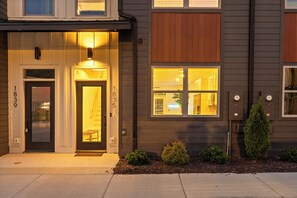 Exterior detail - 3/3 sauna, arcade, play couch, 70" TV, fire pit, balconies, 6 min from downtown (Chattanooga)