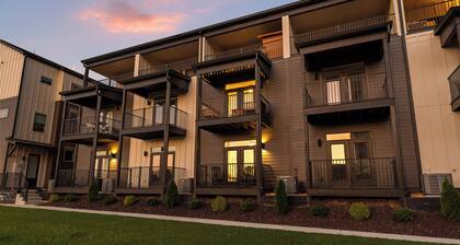 3/3 sauna, arcade, play couch, 70" TV, fire pit, balconies, 6 min from downtown