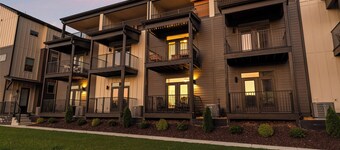 3/3 sauna, arcade, play couch, 70" TV, fire pit, balconies, 6 min from downtown