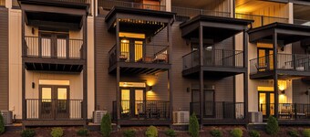 3/3 sauna, arcade, play couch, 70" TV, fire pit, balconies, 6 min from downtown