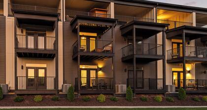 3/3 sauna, arcade, play couch, 70" TV, fire pit, balconies, 6 min from downtown