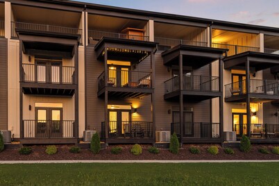 3/3 sauna, arcade, play couch, 70" TV, fire pit, balconies, 6 min from downtown