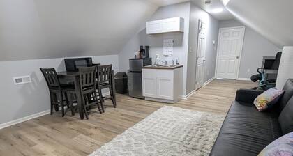 Cozy, pet-friendly, 1-bedroom apartment in Oak Ridge with AC