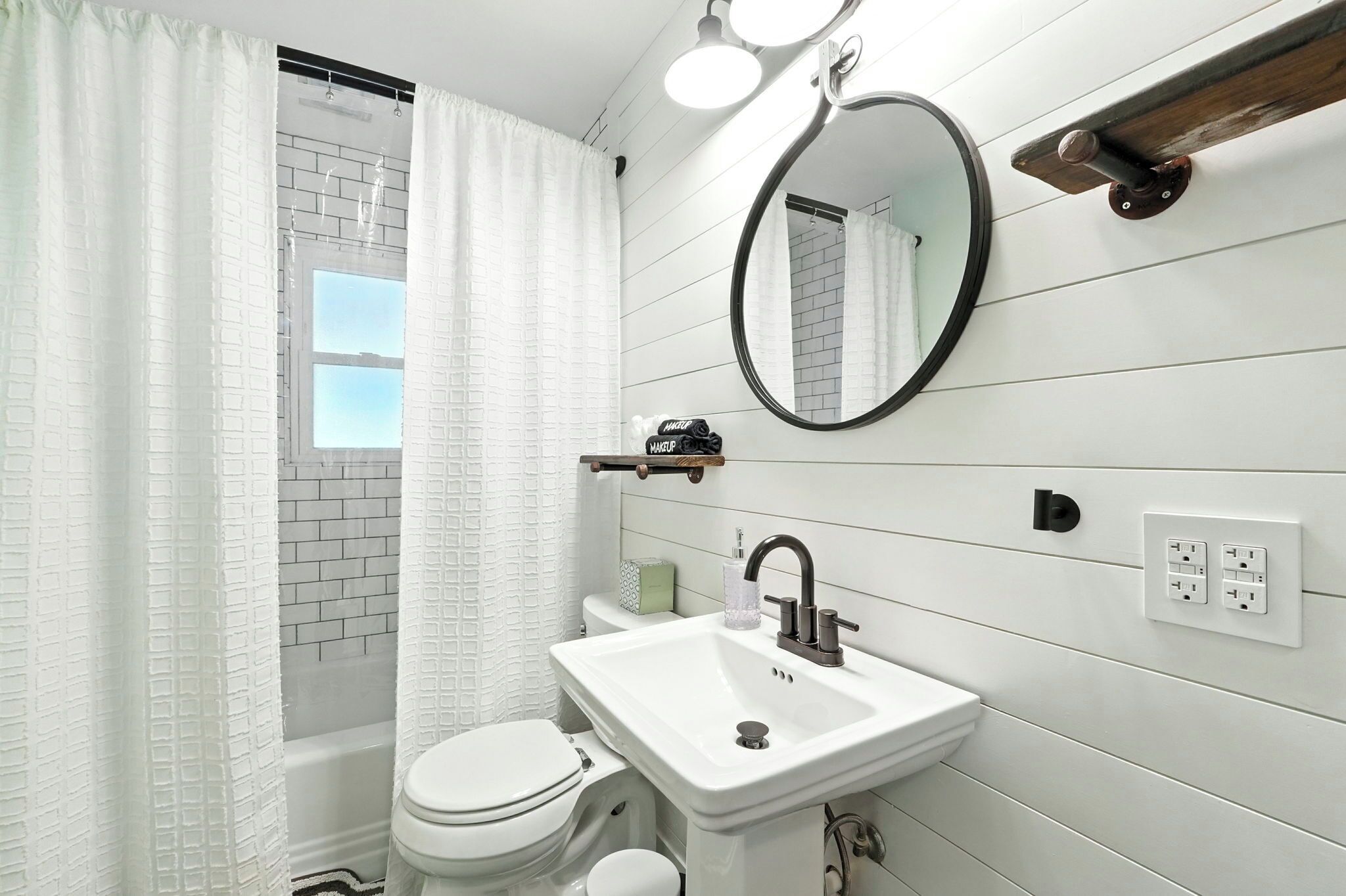 Serviettes fournies, savon, papier toilette