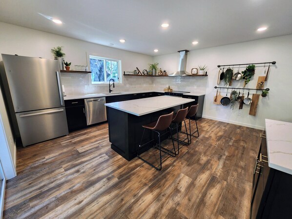 Microondas, horno, parrilla de estufa y lavavajillas 