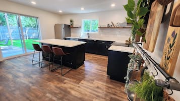 Mikrowelle, Ofen, Herdplatte, Geschirrspüler