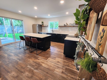 Mikrowelle, Ofen, Herdplatte, Geschirrspüler. Meet Don - A Modern, Zero-step, Pet-friendly home in Rochester