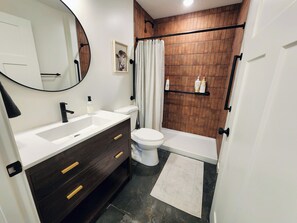Douche, sèche-cheveux, serviettes fournies, savon