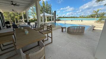 屋外ダイニングエリア