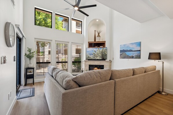 TV - Modern 3-Bed, 3-Bath Townhouse in the Heart of Scottsdale (Scottsdale)