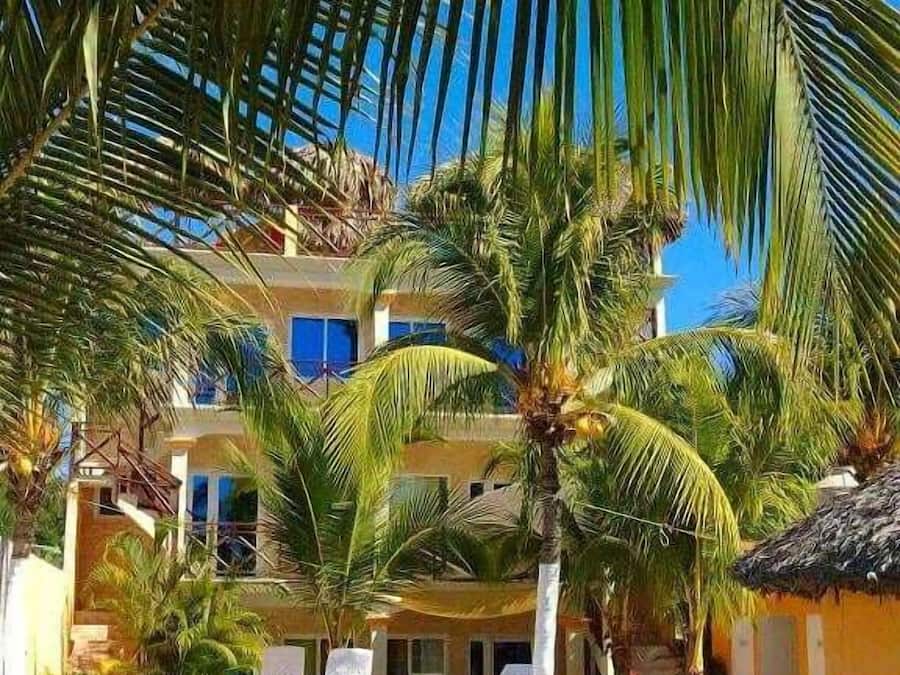 Vista frontal de la propiedad