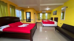 Habitación cuádruple superior, balcón, vista al mar | Ropa de cama de alta calidad y ropa de cama 