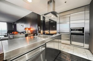 Kühlschrank, Mikrowelle, Herdplatte, Geschirrspüler