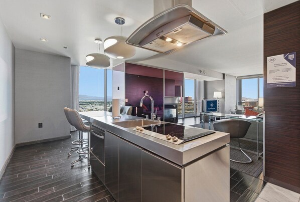 Fridge, microwave, stovetop, dishwasher