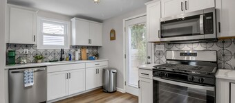 Modern Home 3 Minutes from Airport!