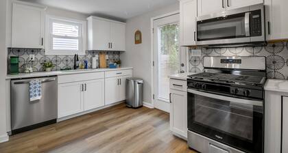 Modern Home 3 Minutes from Airport!