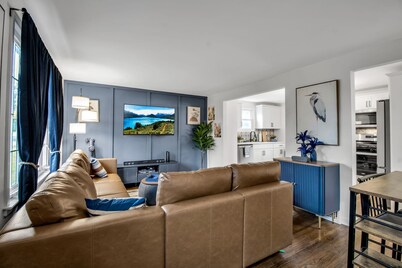 Modern Home 3 Minutes from Airport!
