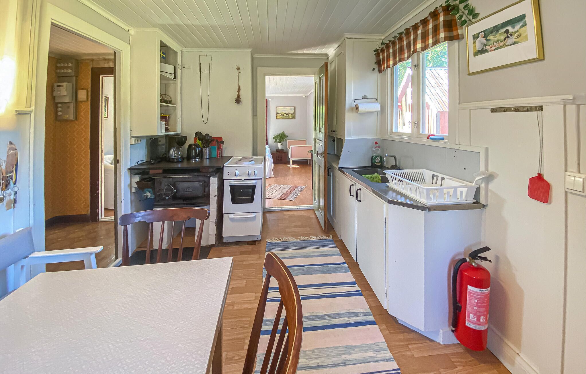 Fridge, oven, stovetop, coffee/tea maker