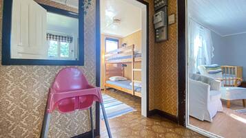 1 bedroom, travel crib