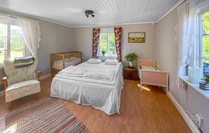 1 bedroom, travel crib